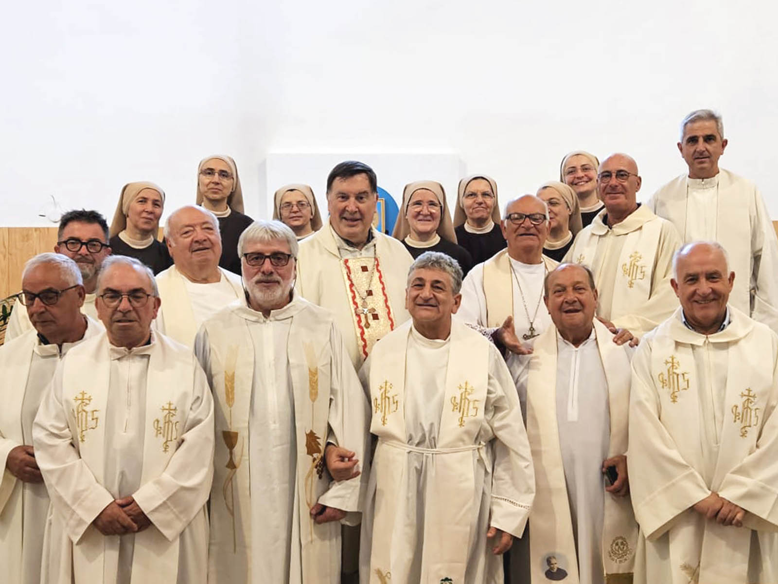 S.E. Mons. Claudio Maniago e un gruppo di sacerdoti in Albania nella città di Scutari del 29 luglio 2024