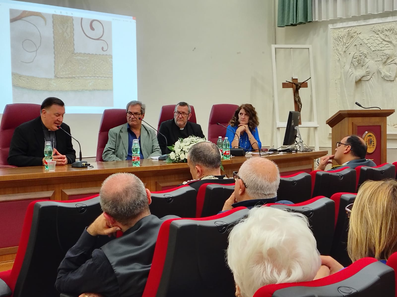 Foto del Convegno di apertura della mostra espositiva “Celebrazione del Sacro: paramenti liturgici ed abiti Battesimali antichi” del 10 ottobre 2024.