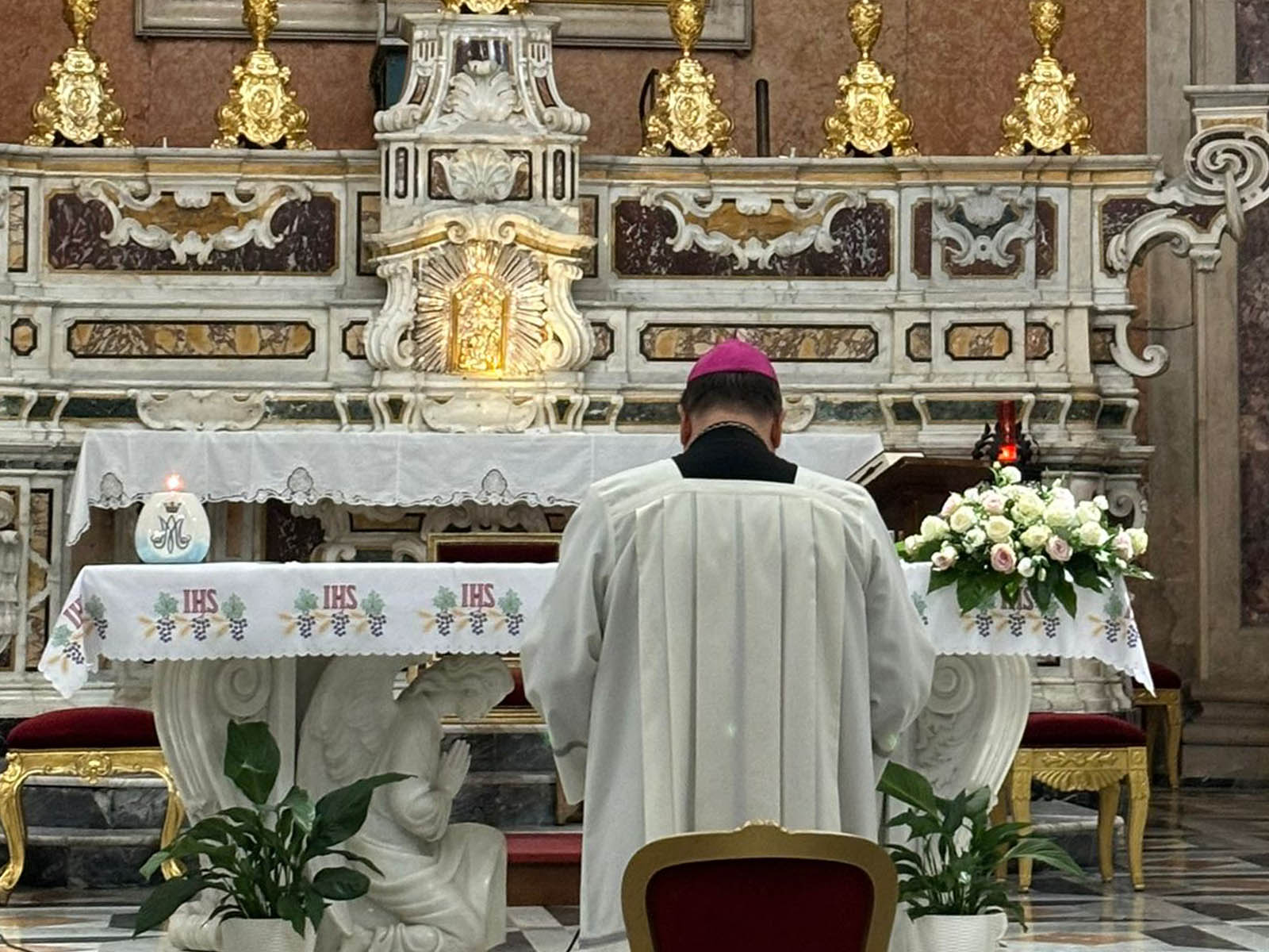 Foto di S.E. Mons. Claudio Maniago in preghiera per la Pace del 7 ottobre 2024