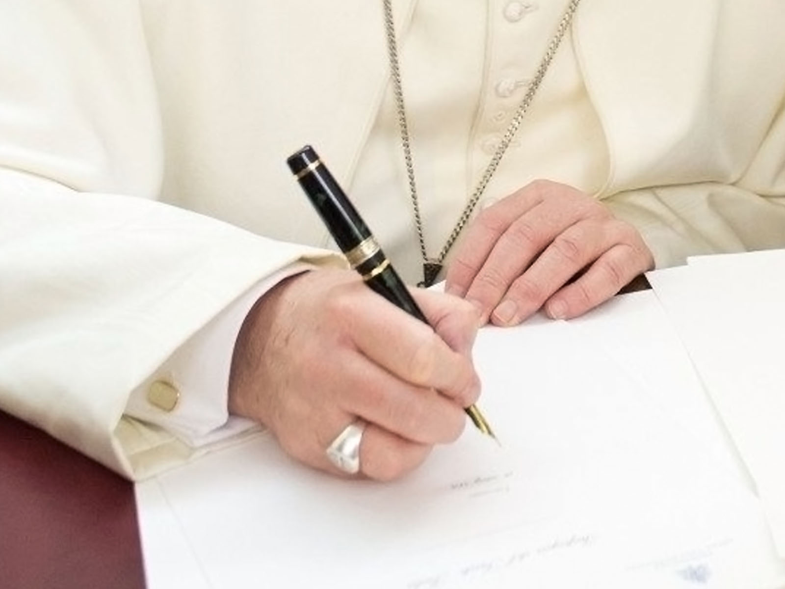 Foto della firma di “Dilexit nos”, la quarta Enciclica di Papa Francesco