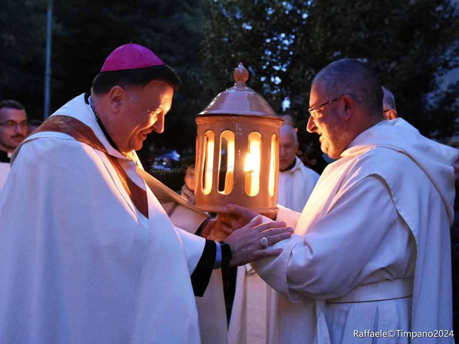 Consegna della Lampada della Preghiera alla comunità Certosina a conclusione dell'Anno della Preghiera in preparazione al Giubileo